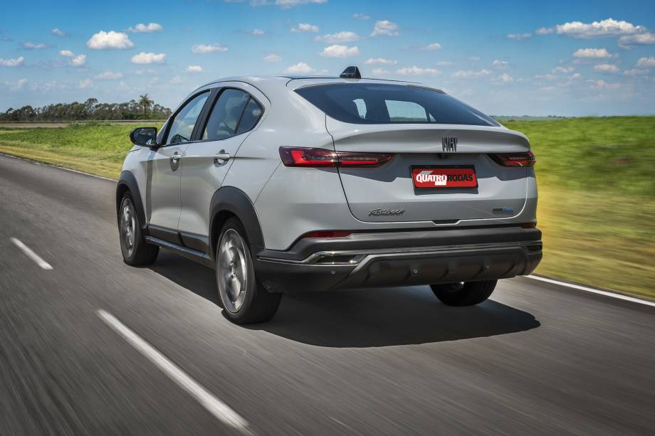 A Stellantis escolheu o Fastback para estrear o motor 1.0 turbo com sistema híbrido leve produzido no Brasil