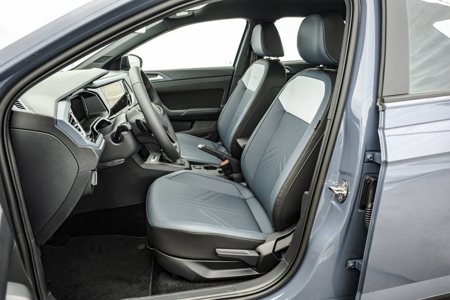 O interior ainda lembra o hatch Polo