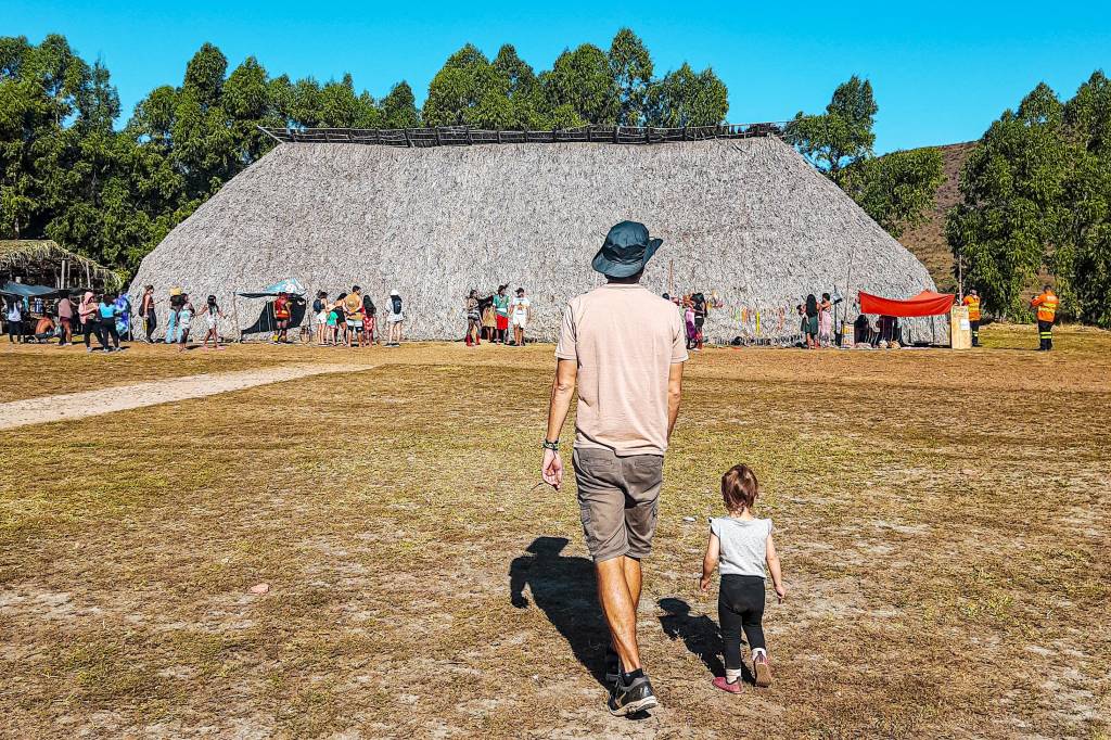 FOTO17_Pai e filha visitando oca durante o evento XVI Aldeia Multiétnica, na Chapada dos Veadeiros, em Alto Paraíso de Goiás_CREDITO_MarinaVaz Pai e filha com uma oca indígena, na Chapada dos Veadeiros, em Alto Paraíso de Goiás