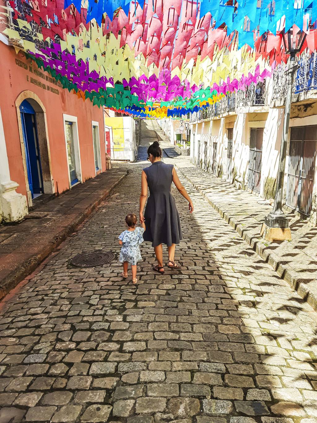 FOTO18_Mãe e filha nas ruas do centro histórico de São Luís do Maranhão, durante as festas juninas_CREDITO_RafaelCunha Mãe e filha passeando nas ruas de São Luís (MA)
