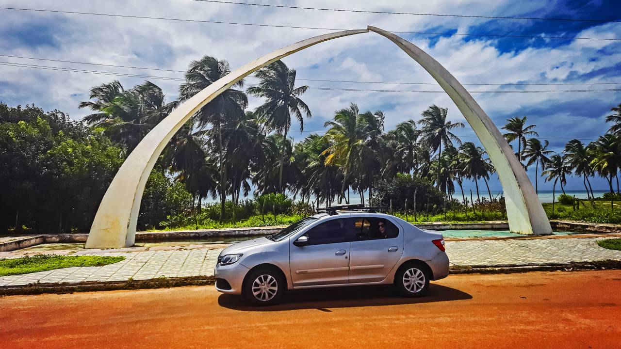 Carro da família no marco de início da BR-101, no Rio Grande do Norte