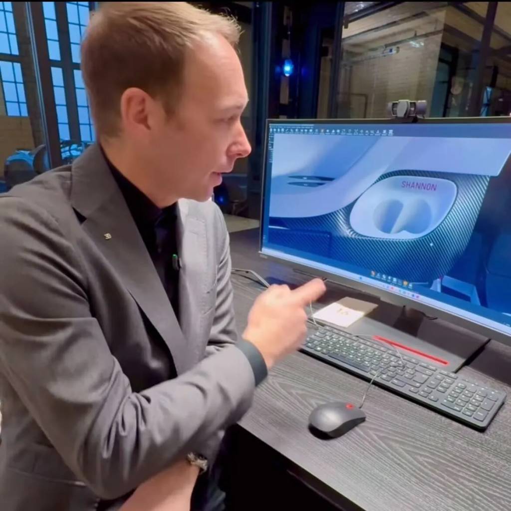 bugatti-chiron-cupholder-screenshot-02 bugatti-chiron-cupholder-screenshot-02