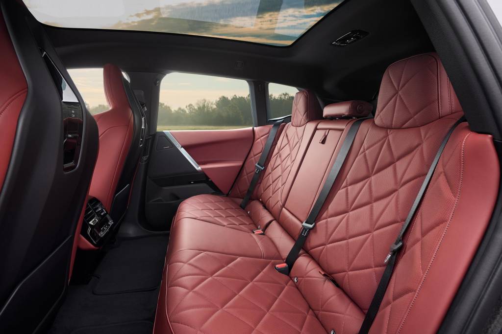 P90585344_highRes_the-new-bmw-ix-xdriv BMW iX M70 xDrive