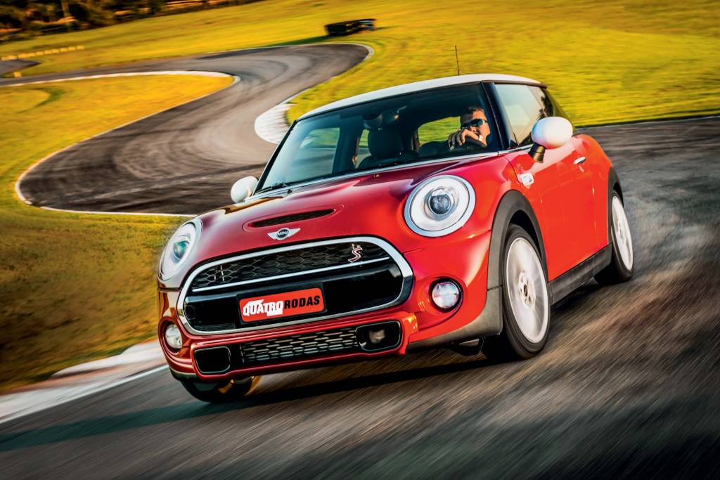 Mini Cooper S (F56) é esportivo de verdade e usado parte dos R$ 80.000