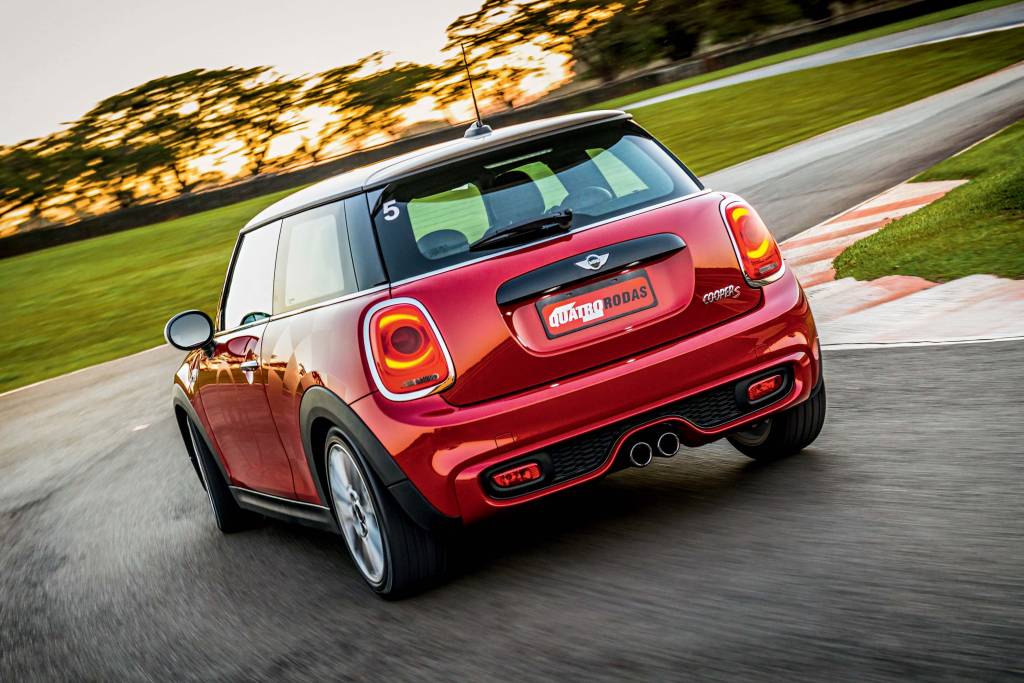 Cooper S, da Mini, testado pela Revista Quatro Rodas. Mini