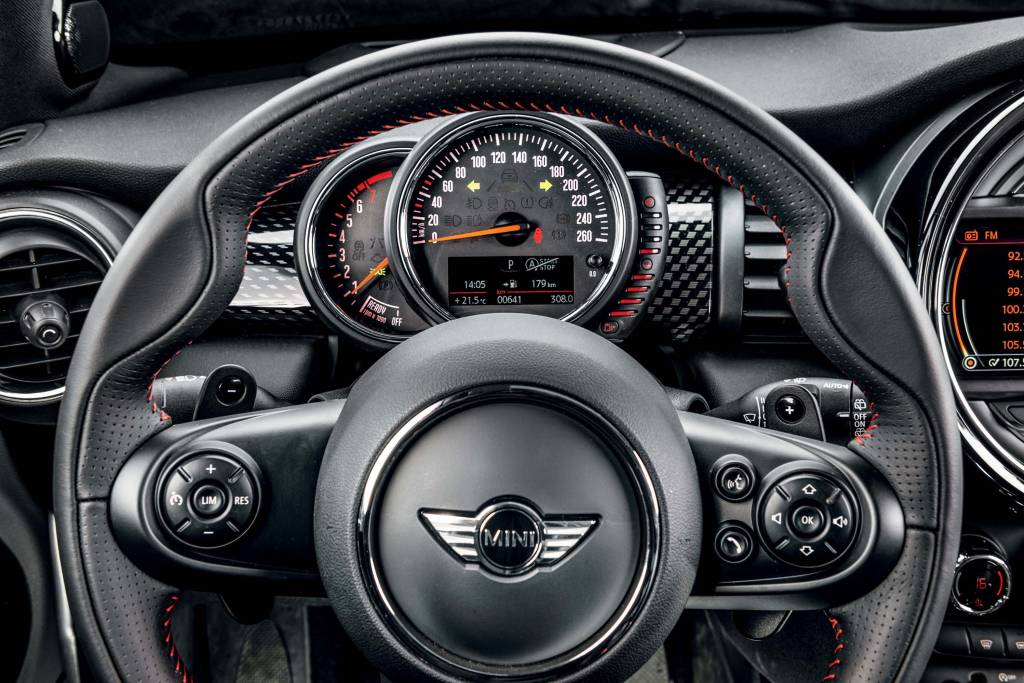 Volante do Cooper S, da Mini, testado pela Revista Quatro Rodas. Volante do Cooper S, da Mini, testado pela Revista Quatro Rodas.