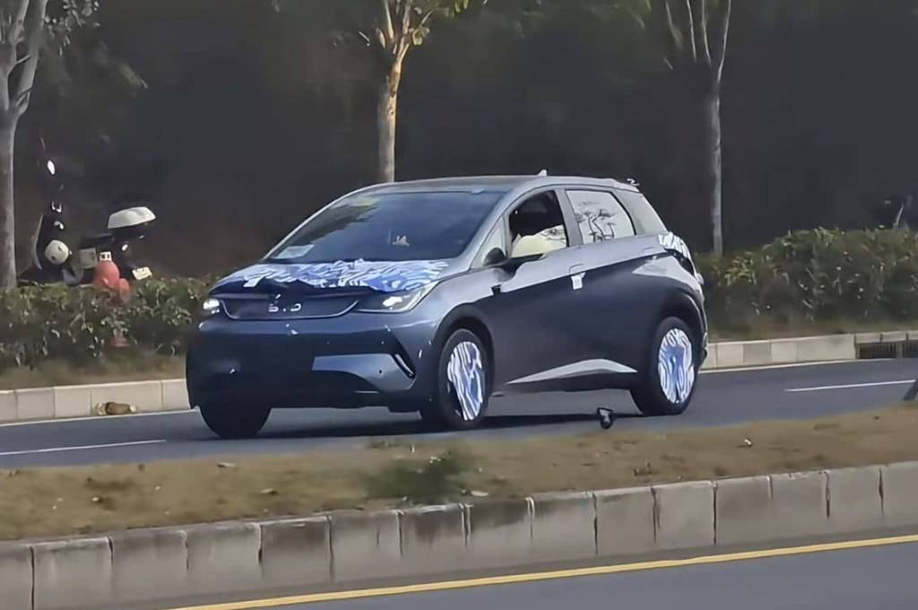 Novo BYD Dolphin fica maior, mais potente e já roda em testes na China