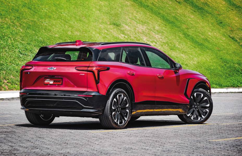 Alguns elementos visuais do Blazer EV lembram muito o Chevrolet Camaro