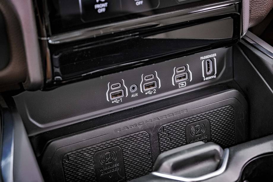 Há portas USB de sobra e as telas são mais intuitivas e com layout mais atual