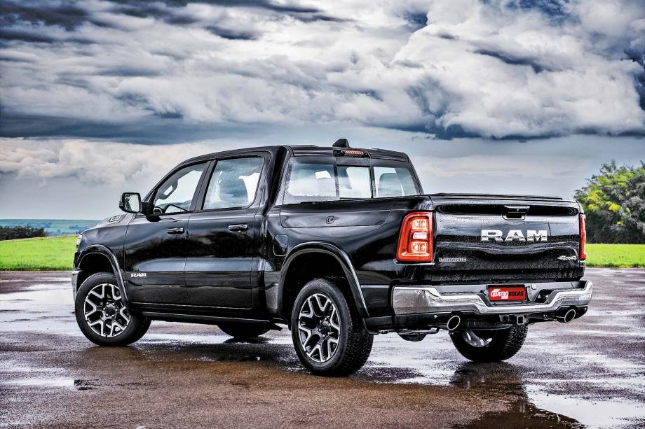 Ram perde a abertura lateral da tampa, mas mantém funcionamento elétrico; espaço traseiro é ainda maior do que na rival