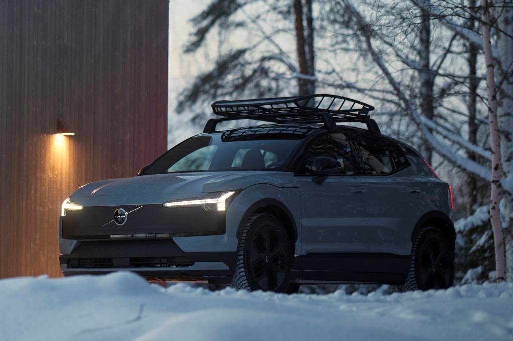 Volvo EX30 Cross Country with Swedish winter cabin Volvo EX90 Cross Country