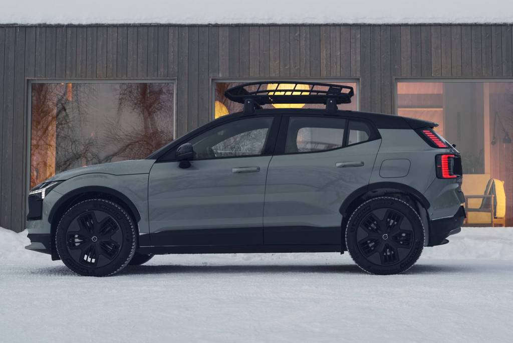 Volvo EX30 Cross Country with Swedish winter cabin Volvo EX90 Cross Country