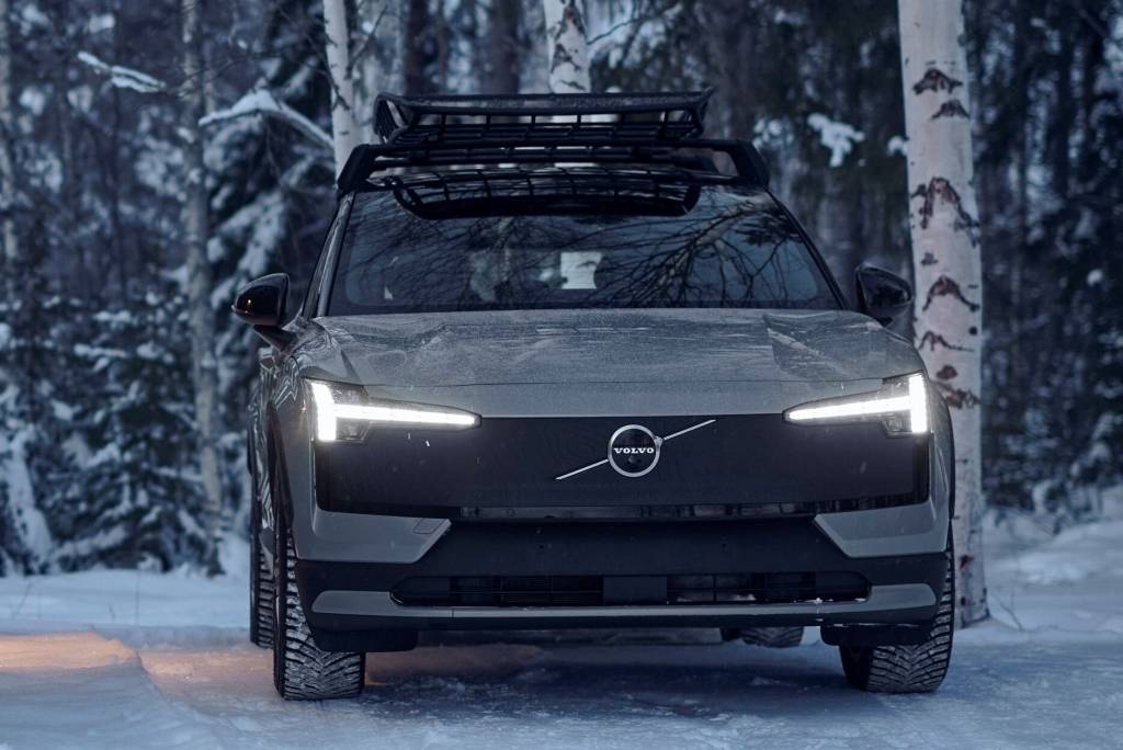 Volvo EX30 Cross Country with Swedish winter cabin Volvo EX90 Cross Country