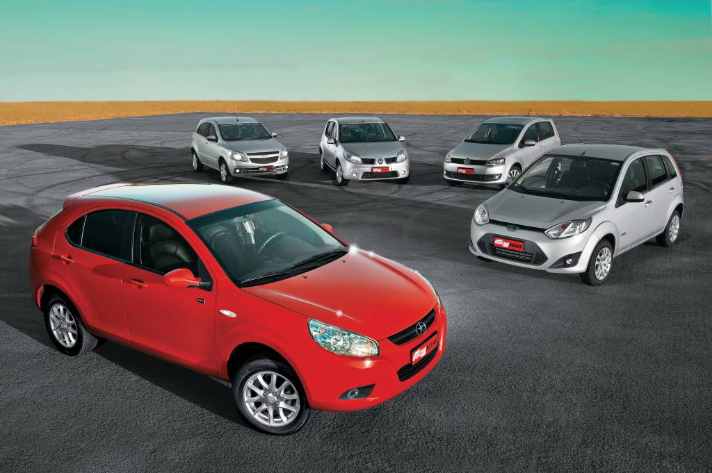 Carros usados (1) J3 da JAC, Agile LTZ da Chevrolet, Sandero Privilège da Renault, Fox Prime da Volkswagen e Fiesta 1.6 da Ford, ambos modelos 2011 durante teste comparativo da Revista Quatro Rodas.