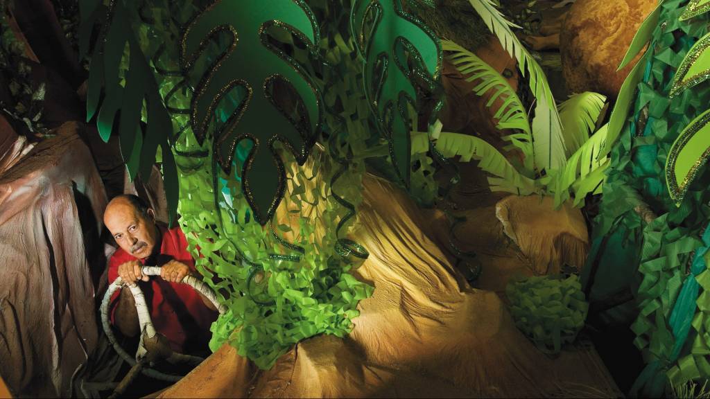 Como é pilotar um carro alegórico no Carnaval