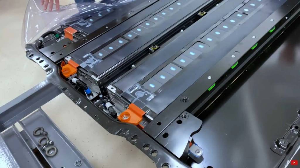 Chineses estão 10 anos na frente em tecnologia de baterias, diz CEO da Ford