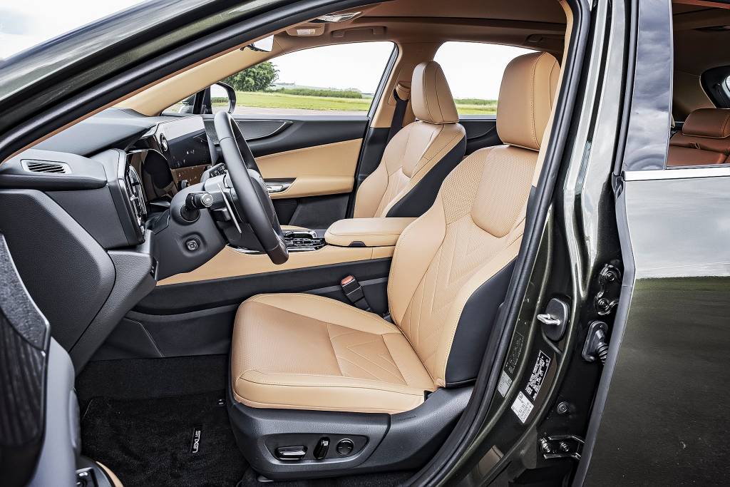 2FLP1410_e8e265 Lexus NX 450h+