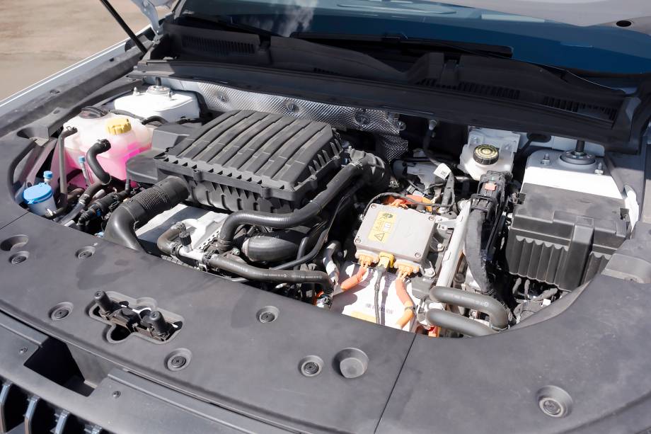 Motor 1.5 turbo à esquerda e o câmbio DHT à direita Motor 1.5 turbo à esquerda e o câmbio DHT à direita