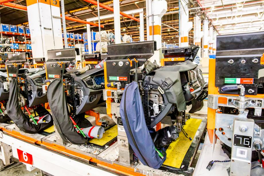 O painel dos pré-série ficam cobertos antes, durante e após a montagem do carro