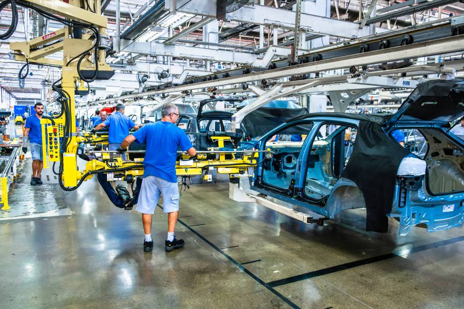 O painel entra no carro pronto com a ajuda de um equipamento que alivia todo o peso.