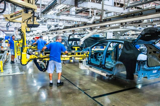 O painel entra no carro pronto com a ajuda de um equipamento que alivia todo o peso. O painel entra no carro pronto com a ajuda de um equipamento que alivia todo o peso.