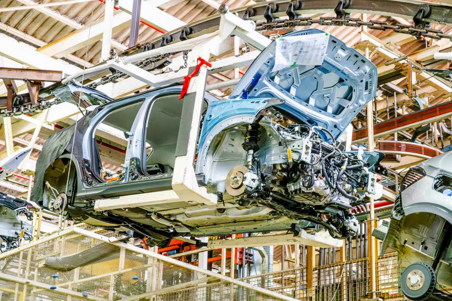 A carroceria logo após receber motor, cambio e eixos