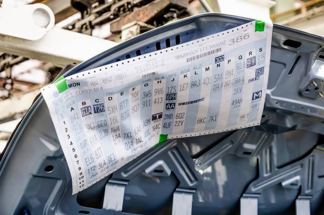 Este papel é mais que a certidão de nascimento do carro: é quase como a leitura do seu DNA, pois cada código detalha cada uma das suas características e dos seus equipamentos Este papel é mais que a certidão de nascimento do carro: é quase como a leitura do seu DNA, pois cada código detalha cada uma das suas características e dos seus equipamentos