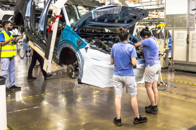 Vários processos acontecem simultaneamente; a fábrica de Taubaté é a unidade da VW que mais emprega mulheres Vários processos acontecem simultaneamente; a fábrica de Taubaté é a unidade da VW que mais emprega mulheres