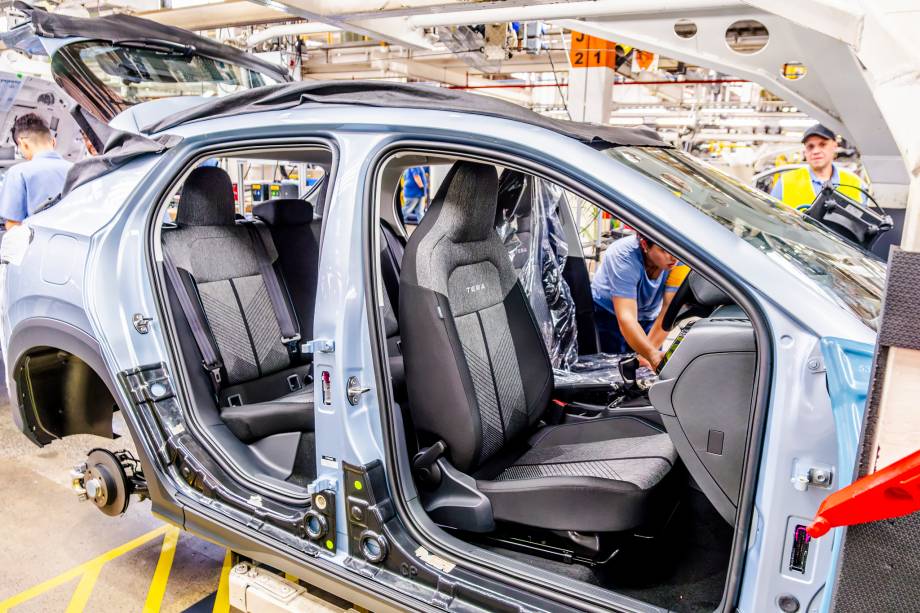 Forrações e bancos já instalados no carro