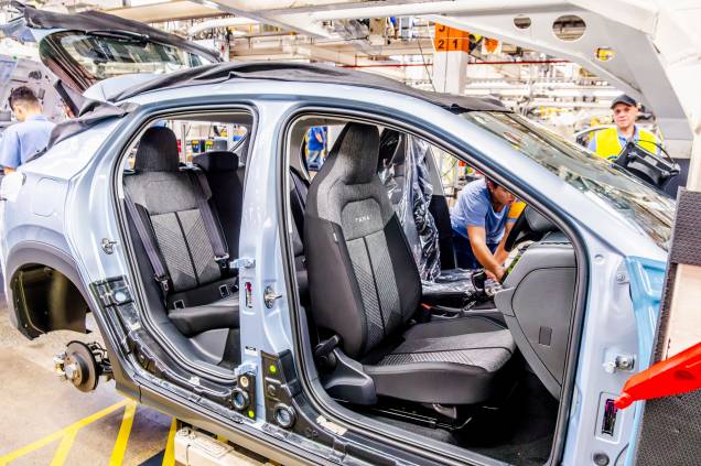Forrações e bancos já instalados no carro Forrações e bancos já instalados no carro