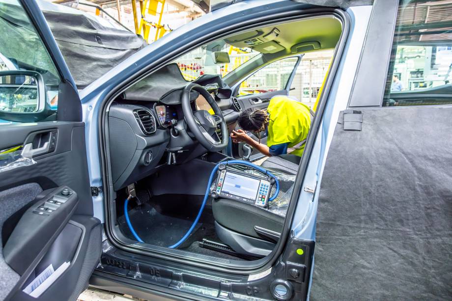 Abastecimento de gases, fluidos e até a instalação dos softwares do carro são feitos ainda na linha de montagem