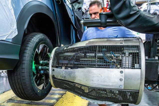 Equipamento aperta todos os parafusos de uma só vez com o torque ideal - todas as informações do aperto ficam na base de dados da VW Equipamento aperta todos os parafusos de uma só vez com o torque ideal - todas as informações do aperto ficam na base de dados da VW