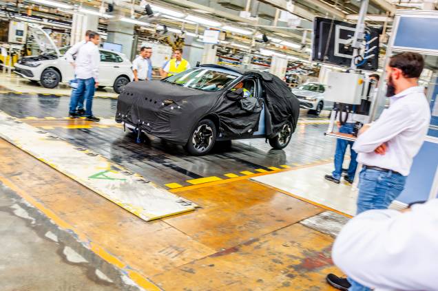 O SUV recebe uma capa ainda mais pesada antes de sair da linha de montagem O SUV recebe uma capa ainda mais pesada antes de sair da linha de montagem