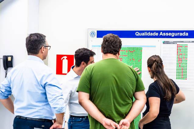 Na sala de auditoria, os pontos verdes representam aprovação e os vermelhos a reprovação de processos de montagem Na sala de auditoria, os pontos verdes representam aprovação e os vermelhos a reprovação de processos de montagem