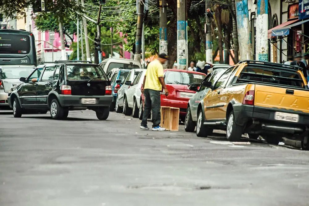 Flanelinha coloca caixas para reservar vaga no centro