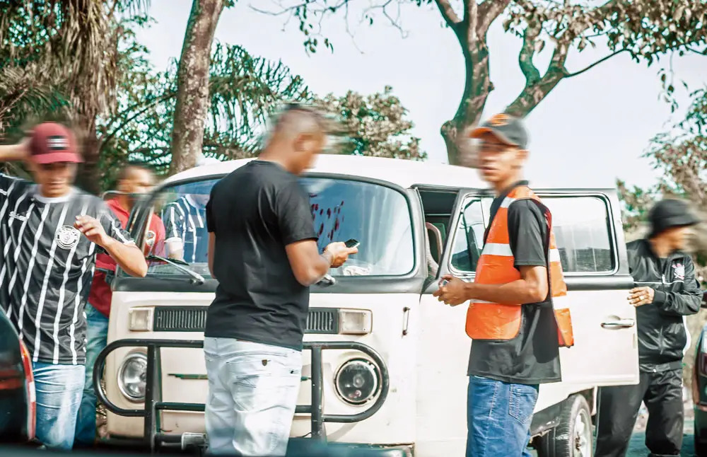 Flanelinhas em São Paulo Homem negocia para estacionar Kombi em rua de Itaquera