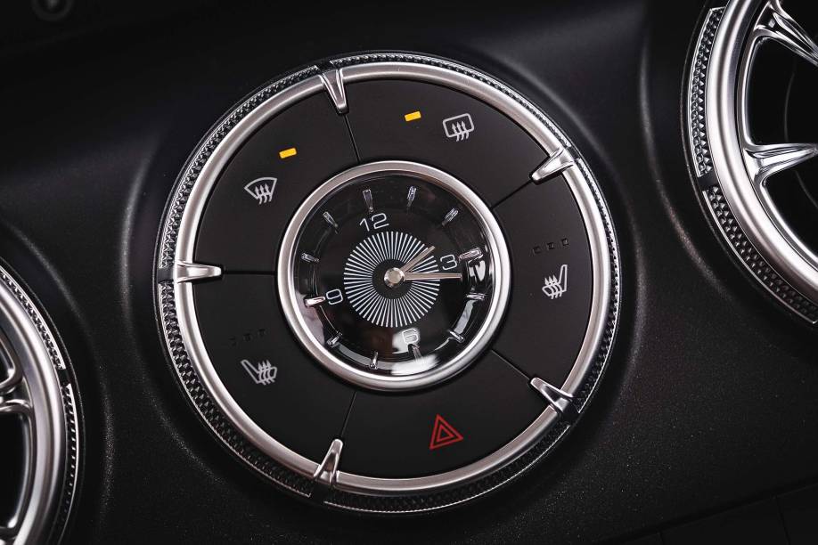Elemento central tem relógio analógico à la Mercedes e portas têm capricho visual