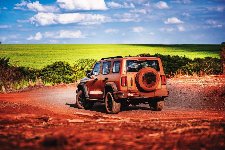 Estepe na traseira não é por estética: no off-road, torna--se funcional