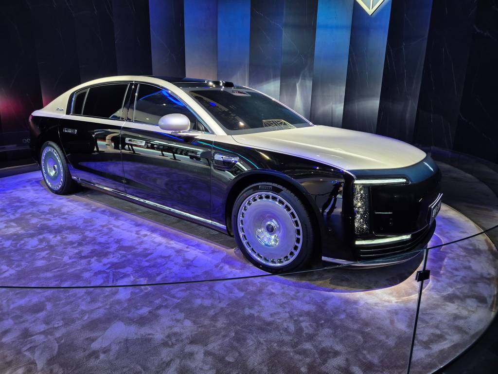 Huawei e JAC se unem e criam sedã de alto luxo maior que os Mercedes-Maybach