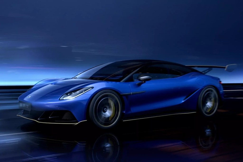 Novo Denza Z é cupê esportivo com volante retrátil e jeitão de Porsche 911