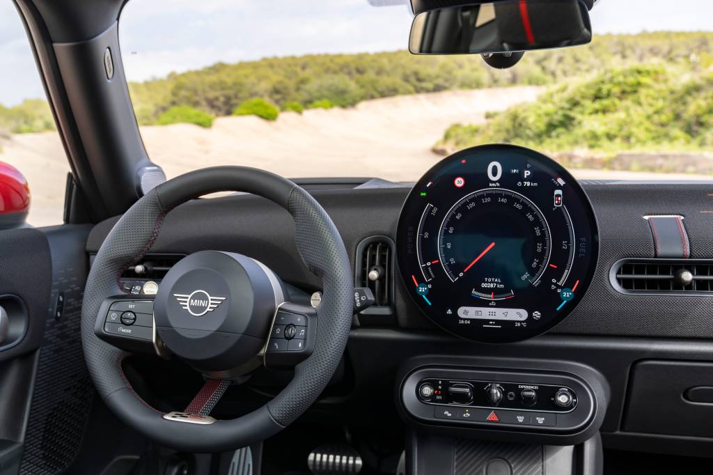 MINI John Cooper Works Interior tem como destaque a nova central multimídia
