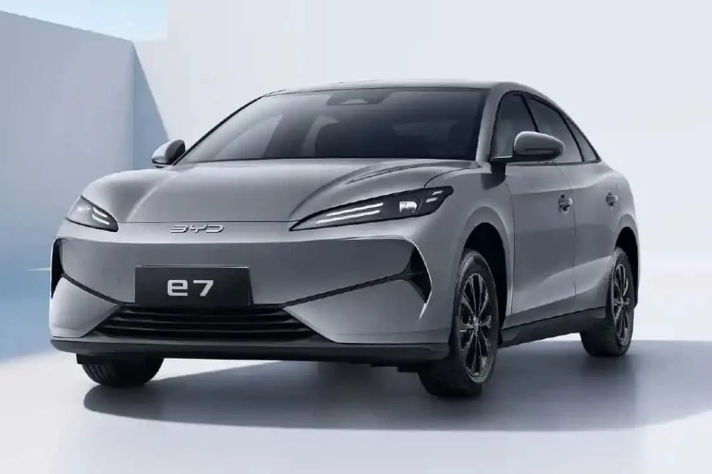 BYD e7 é um Corolla elétrico para taxistas e motoristas de aplicativos