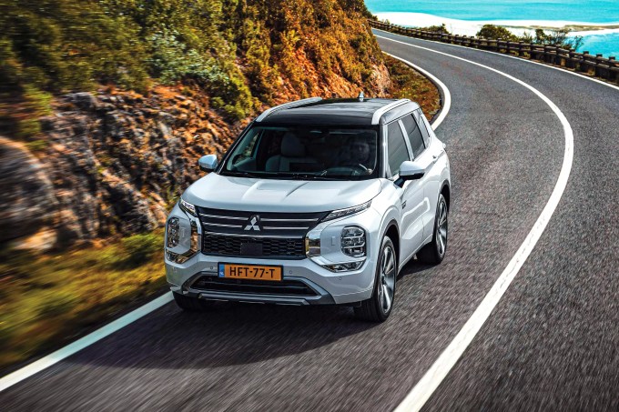 New-Outlander-PHEV-White-Diamond_005HR