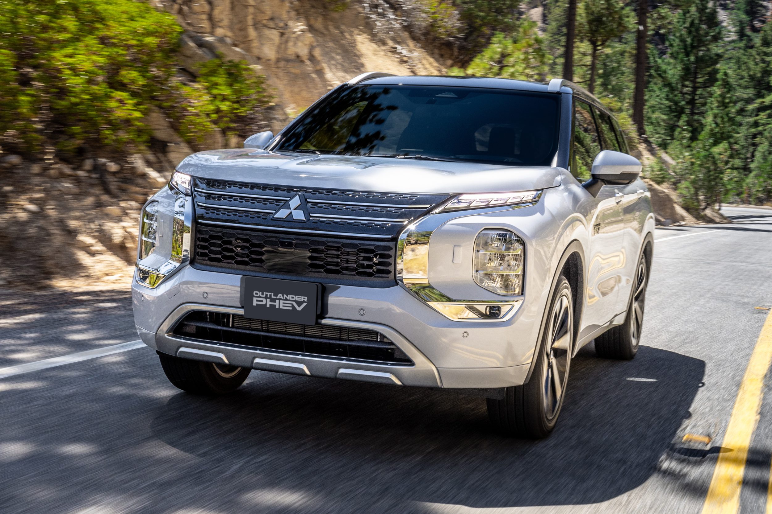 Outlander_PHEV_Signature_Ambient (3)