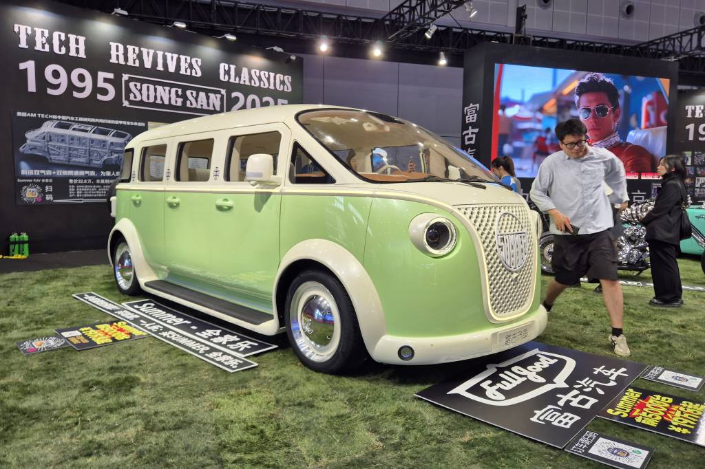 Chineses têm ‘Kombi’ híbrida bizarra com oito portas e mecânica BYD