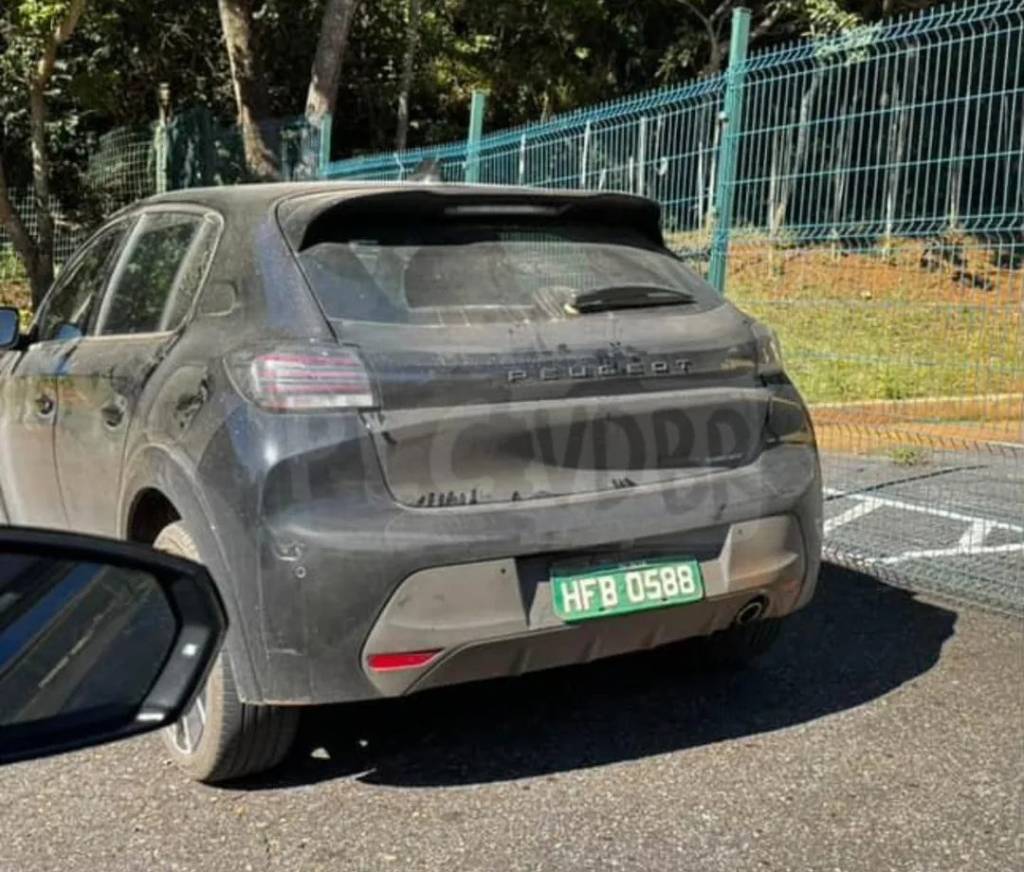 Peugeot 208 2026 aparece em testes com motor 1.0 híbrido do Pulse