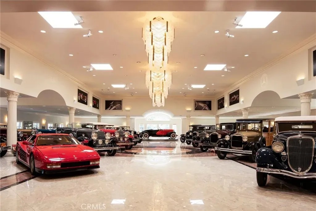 Esta mansão nos EUA tem seu próprio museu de carros e custa R$ 845 milhões