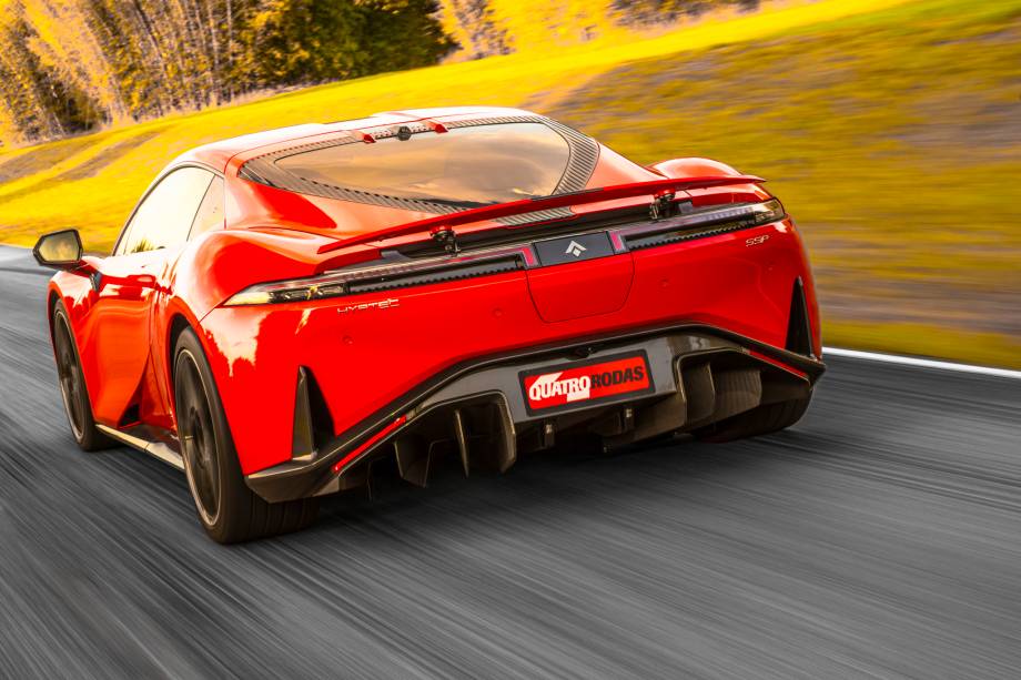 Asa traseira abre-se conforme a velocidade