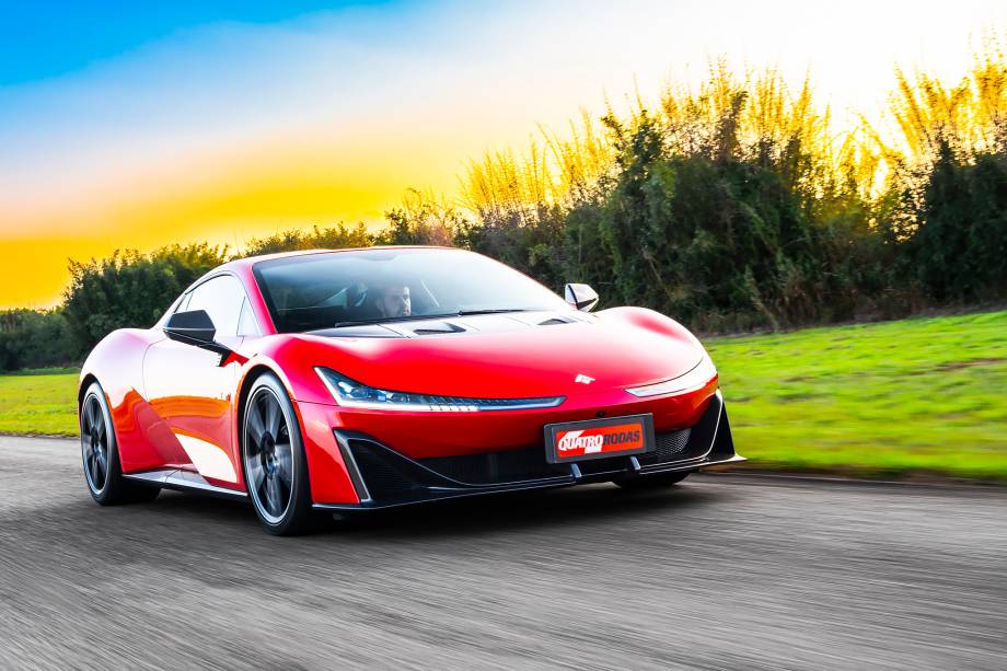 O ar que entra pela frente sai na base do para-brisa ou segue para o extrator traseiro