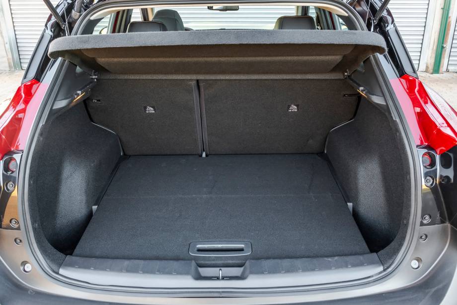 Capacidade do porta-malas é de 470 l Capacidade do porta-malas é de 470 l